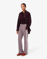 Pantal&oacute;n de ch&aacute;ndal acampanado con monograma