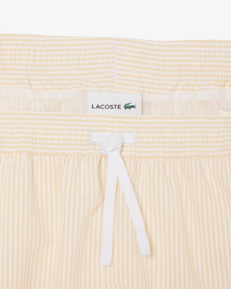 Short de ba&ntilde;o texturizado de rayas de largo medio