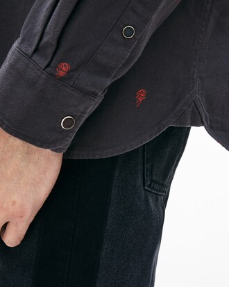 Camisa de hombre Lacoste LIVE boxy fit en algod&oacute;n con minirrosas bordadas