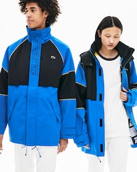 Parka unisex Lacoste LIVE en lona t&eacute;cnica con dise&ntilde;o color block y bordado