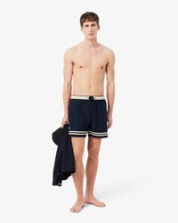 Short de ba&ntilde;o Lacoste con rayas en contraste de largo medio