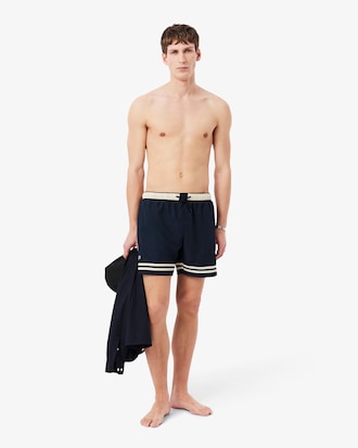 Short de ba&ntilde;o Lacoste con rayas en contraste de largo medio