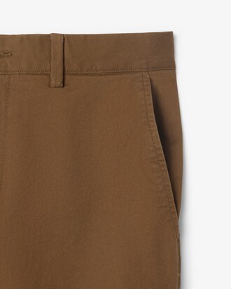 Pantal&oacute;n chino de corte ajustado de sarga el&aacute;stica
