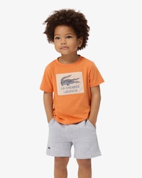 Camiseta de algod&oacute;n con insignia en contraste
