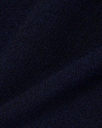 Polo de punto de cuello abierto con insignia y corte regular