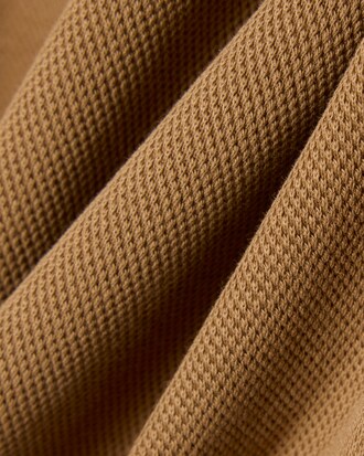 Pantal&oacute;n de ch&aacute;ndal de piqu&eacute; con insignia