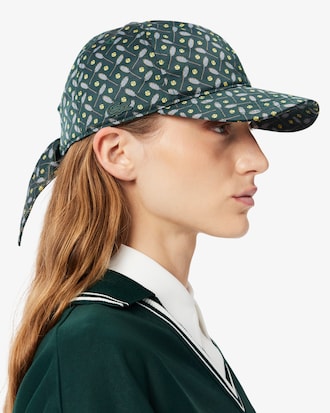 Gorra de sat&eacute;n con detalle anudado
