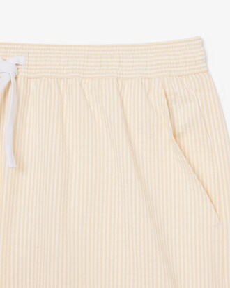 Short de ba&ntilde;o texturizado de rayas de largo medio