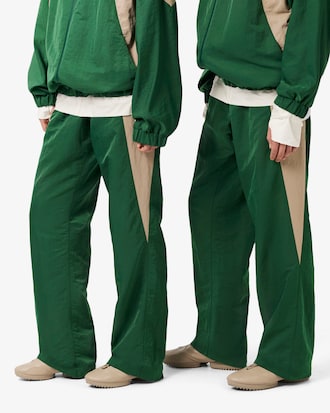 Pantal&oacute;n de ch&aacute;ndal de corte amplio Lacoste x Wang Yibo