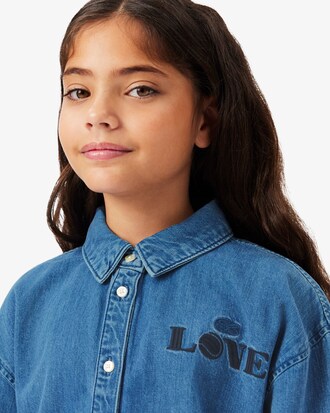 Camisa vaquera con insignia