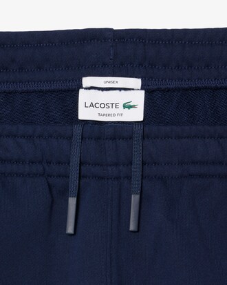 Pantal&oacute;n de ch&aacute;ndal con detalles de marca estampados en relieve