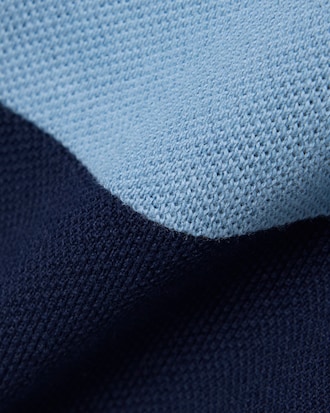 Polo de petit piqu&eacute; con franja en contraste