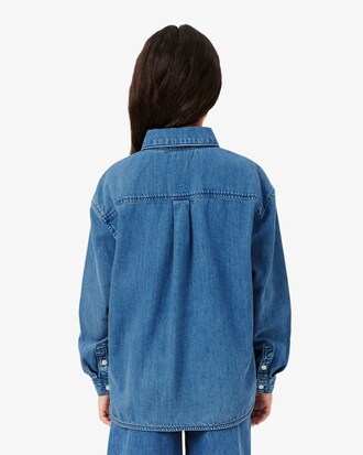 Camisa vaquera con insignia