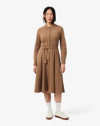 Vestido de petit piqu&eacute; con cintur&oacute;n y cuello polo