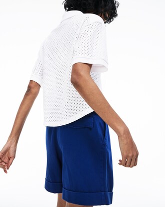 Polo corto de mujer con paneles de piqu&eacute; con bordado ingl&eacute;s