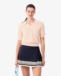 Polo de punto de cuello abierto con insignia y corte regular