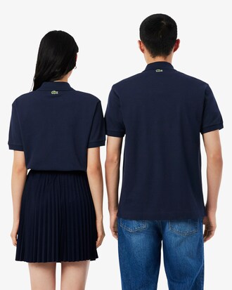 Polo de corte cl&aacute;sico con detalles de marca en relieve