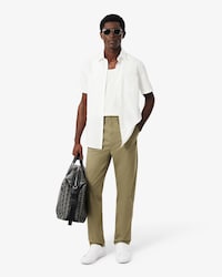 Pantal&oacute;n chino de corte regular de sarga de algod&oacute;n