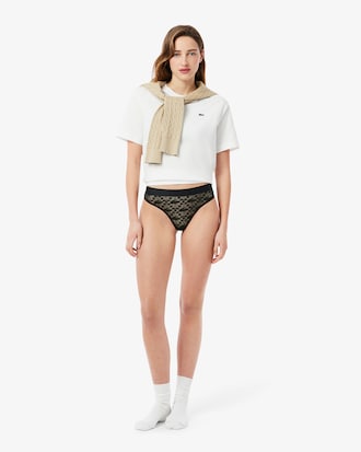 String en dentelle avec ceinture siglée