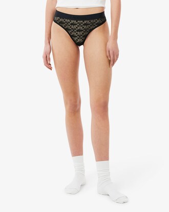 String en dentelle avec ceinture siglée