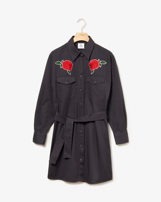 Robe chemise Lacoste LIVE ceintur&eacute;e en coton avec roses brod&eacute;es