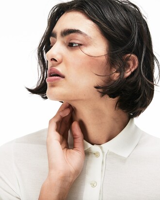 Polo Lacoste en petit piqu&eacute; uni avec dos pliss&eacute;