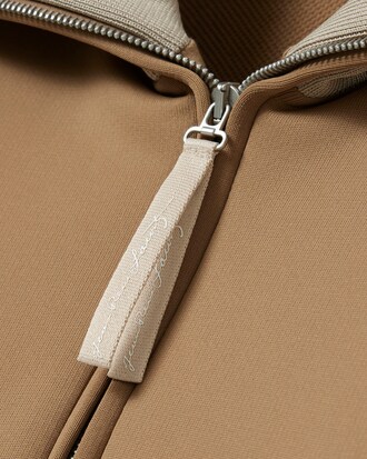 Sweatshirt col montant zipp&eacute; badge D&eacute;fil&eacute;