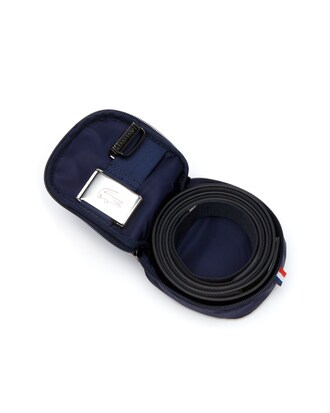 Set da viaggio da uomo con due cinghie per cintura, una in pelle e una intrecciata, e due fibbie