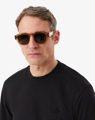 T-shirt con ricamo caratteristico