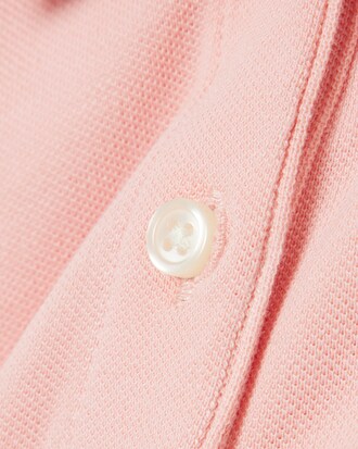 Polo in piqu&eacute; con collo smerlato