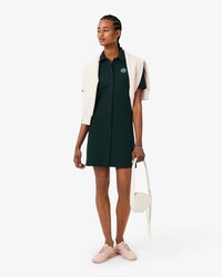 Vestito in piqu&eacute; con colletto a polo e stemma tennis