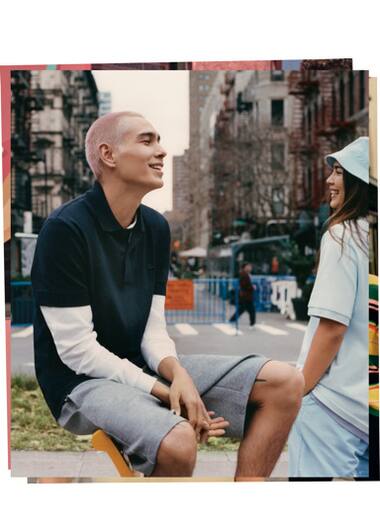 wed petrol blauw polo shirt onder een wit t-shirt met lange mouwen gedragen door Evan Mock