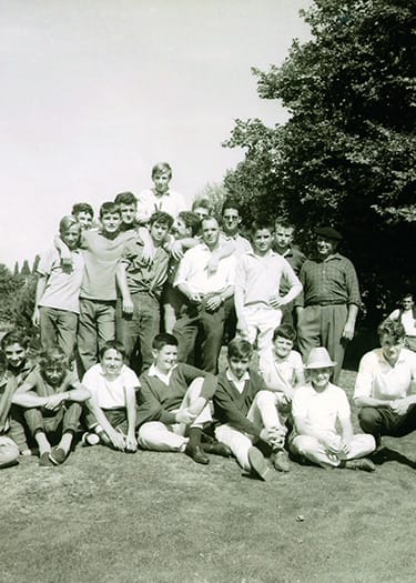 Jogadores júniors no campo de golf Chantaco Lacoste