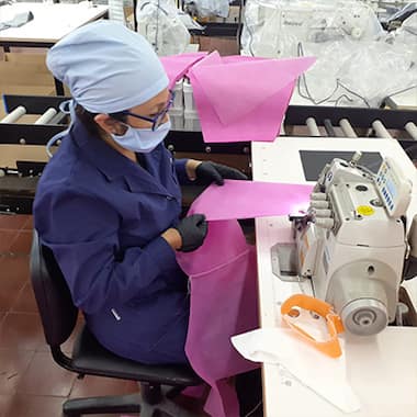 Mulher que fabrica batas na fábrica Lacoste na Argentina