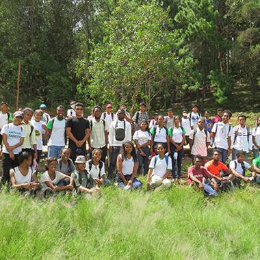 Grupo do projeto Livelihood Lacoste para as comunidades locais