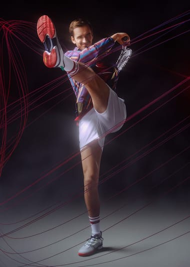 Os ténis de performance AG-LT21 Ultra nas suas três cores vermelho e azul, todos brancos, e brancos e verdes.