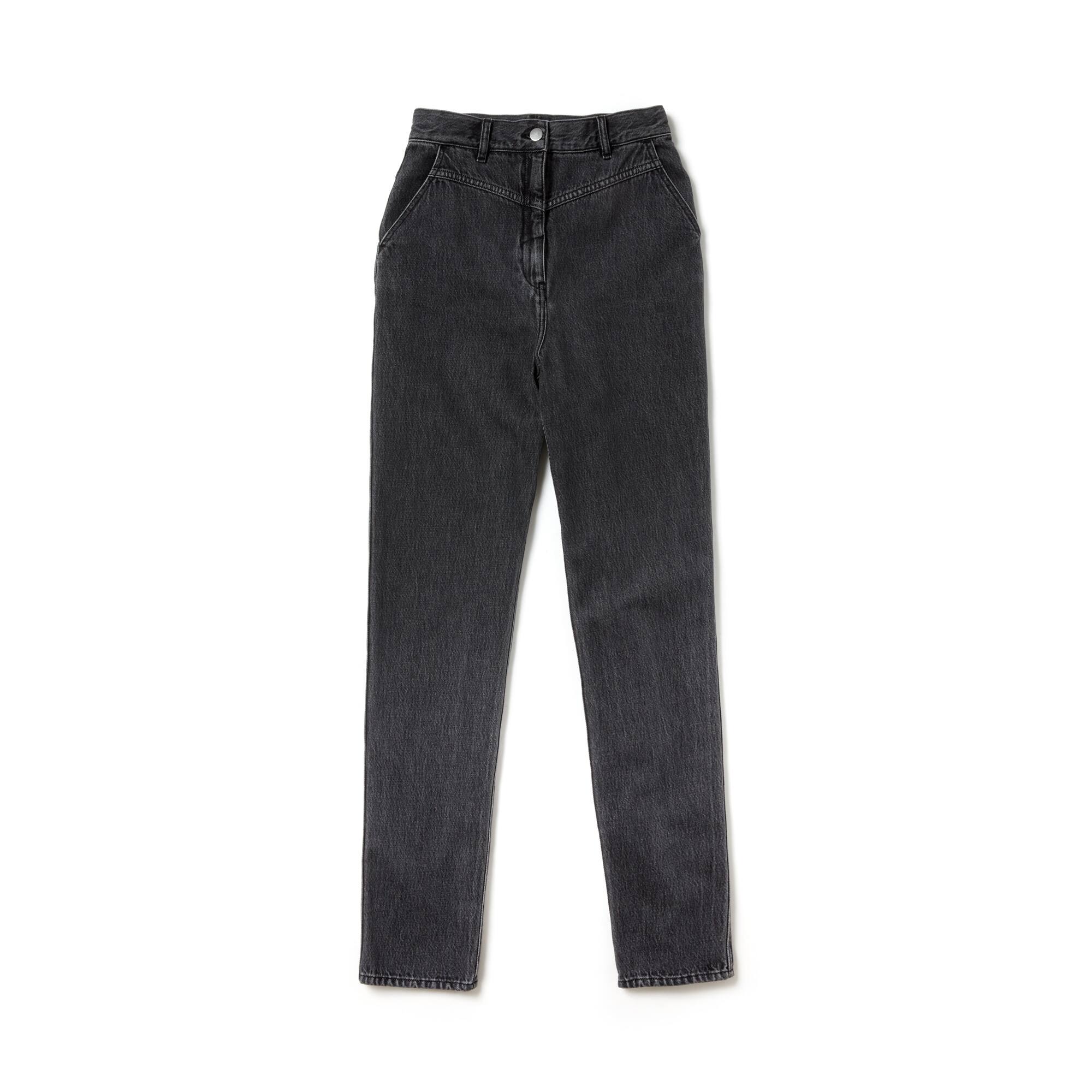 Jeans de cintura subida desbotadas do desfile para mulher